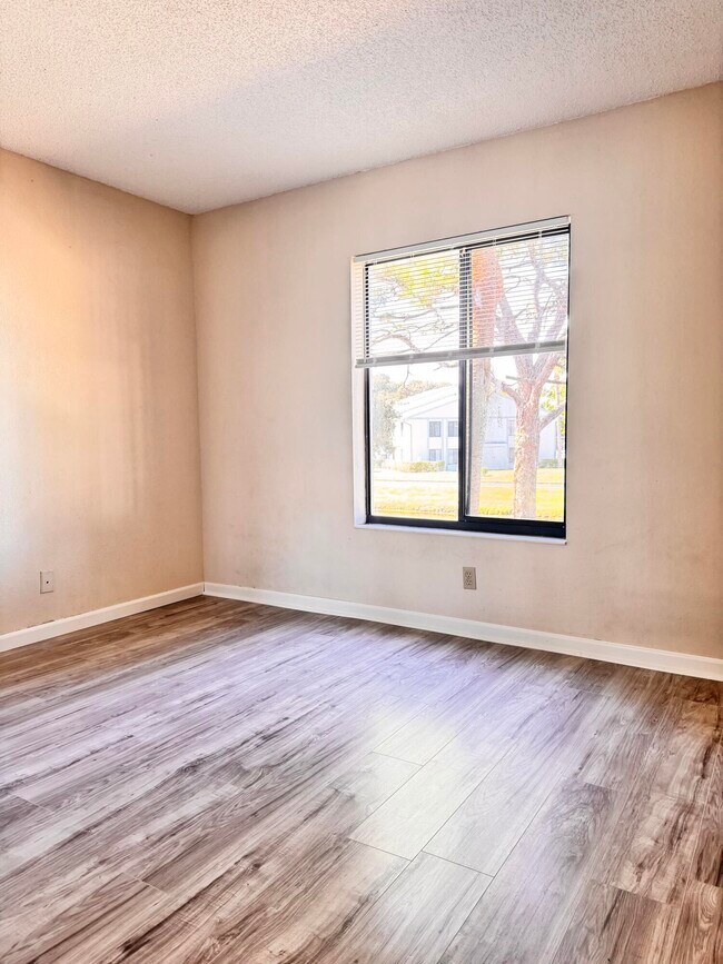 Building Photo - 1015 Green Pine Blvd