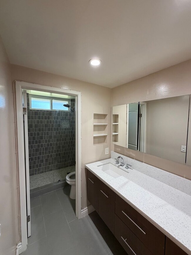Building Photo - Beautiful 3 Bedroom Home in Avocado Heights