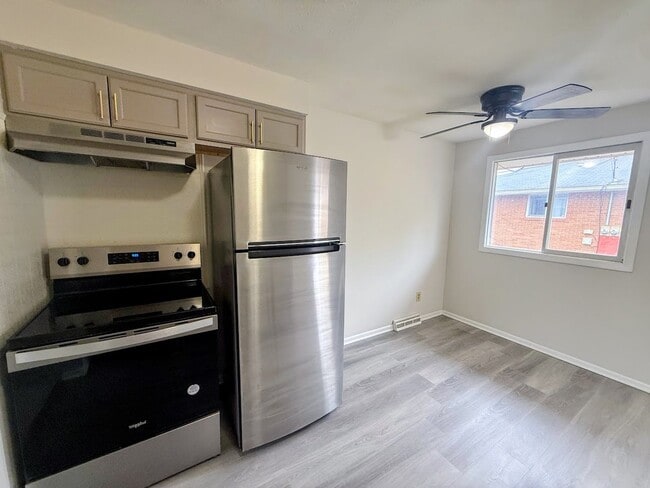 Building Photo - Two bedroom one bathroom apartment for rent