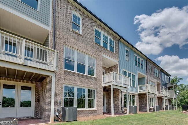 Building Photo - 425 Maplewood Dr