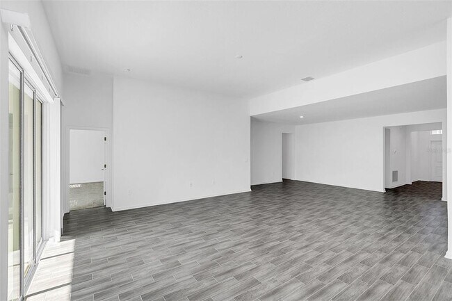 Building Photo - 6306 Lakepine St