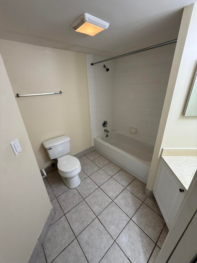 Building Photo - 1100 Crestwood Ct S