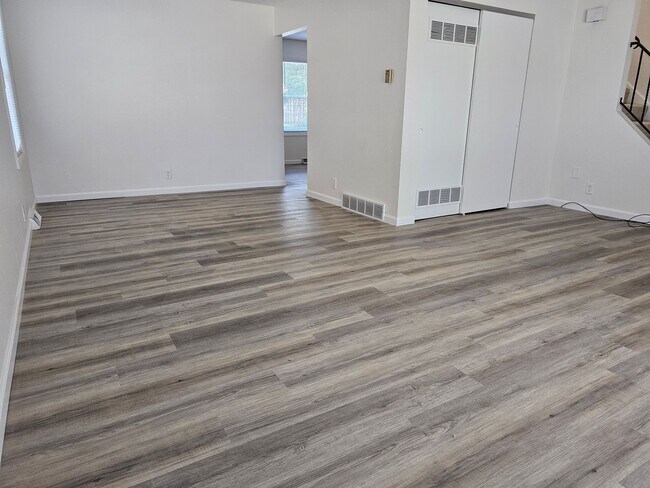 Building Photo - 3BR Townhome – Remodeled Kitchen, Garage, ...