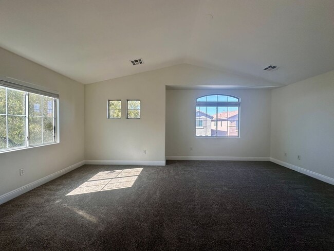 Building Photo - 4 BED 3 BATH HOME W/BONUS ROOM IN GATED COMMUNITY