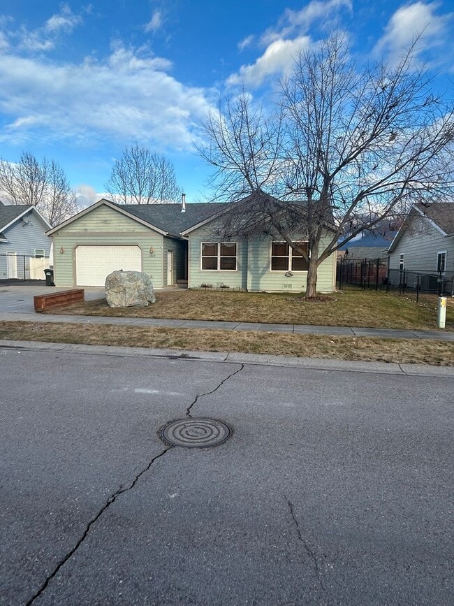 Building Photo - 1203 15th Ave W