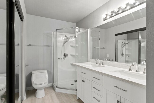 Building Photo - Remodeled Irvine Lakes Townhouse