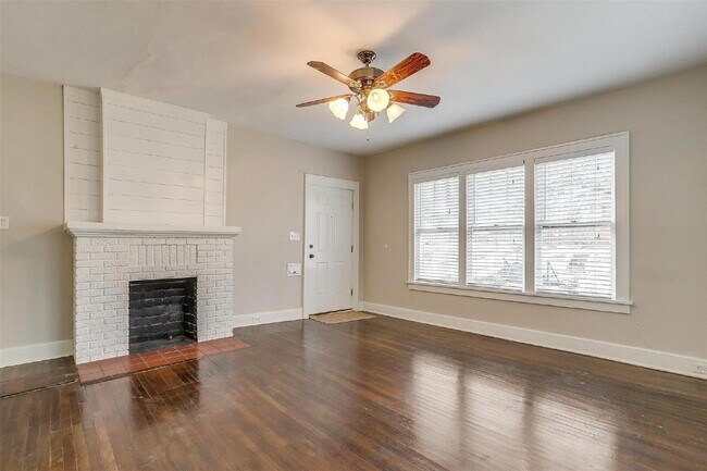 Building Photo - 2 bedroom Duplex in Ryan Place on Large Corner Lot