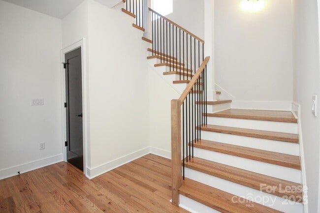 Building Photo - 1110 Greenleaf Ave