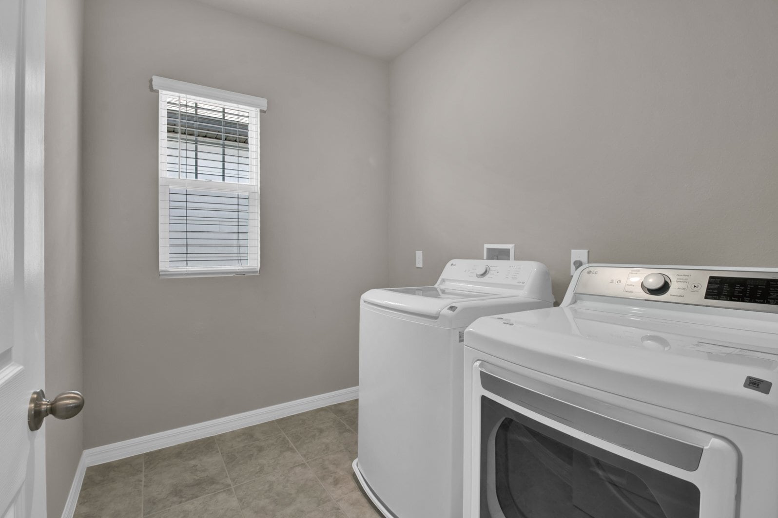 Building Photo - 2447 Gold Dust Dr