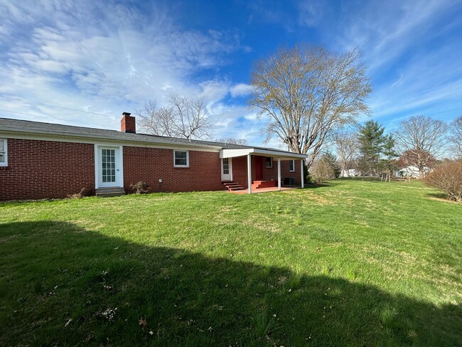 Building Photo - Weaverville - Clean and Tidy! Home Office,...