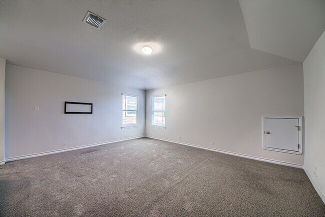 Building Photo - Stunning 4 bedroom offering 50% off the fi...