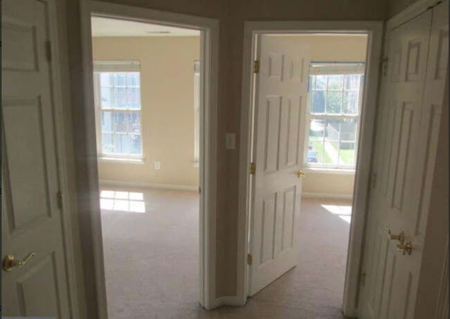 Building Photo - Beautiful 3 Bed 2 Bath 2 Half Bath Brick T...