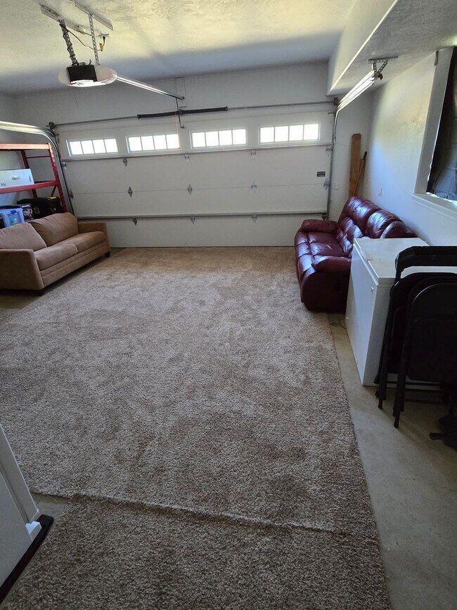 Building Photo - 3 bed 2.5 bath  Home for Rent in Grants Pass