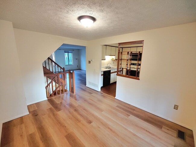 Building Photo - *Spacious & Conveniently Located 3BD/2.5BA Townhouse Available in Bethel Park*