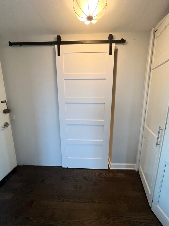 Building Photo - 1960 N Lincoln Park W