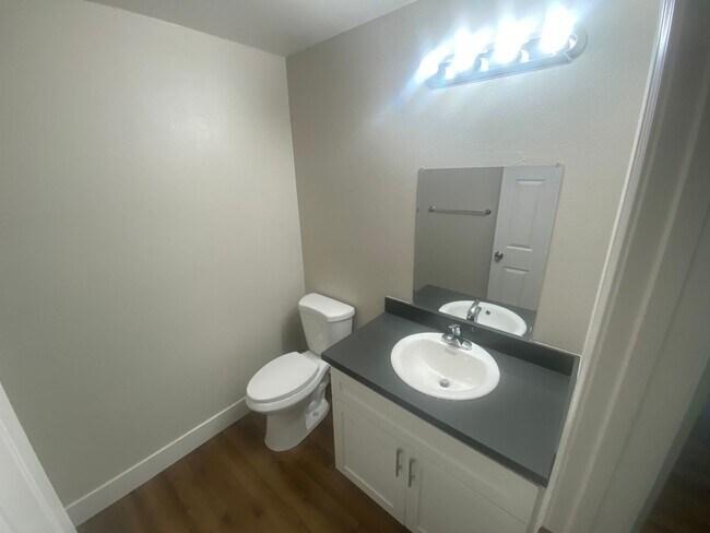 Building Photo - 637 Shepherd Ave