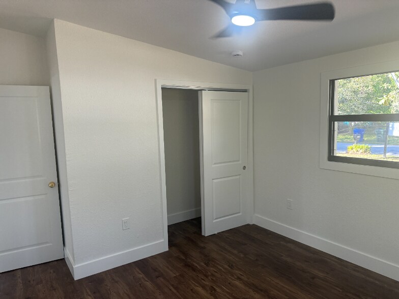 Building Photo - 3000 Karen Ave