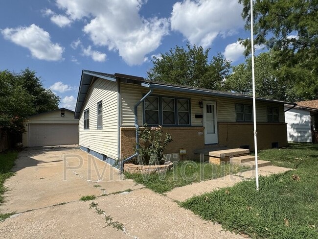 Building Photo - 2322 W 29th St S