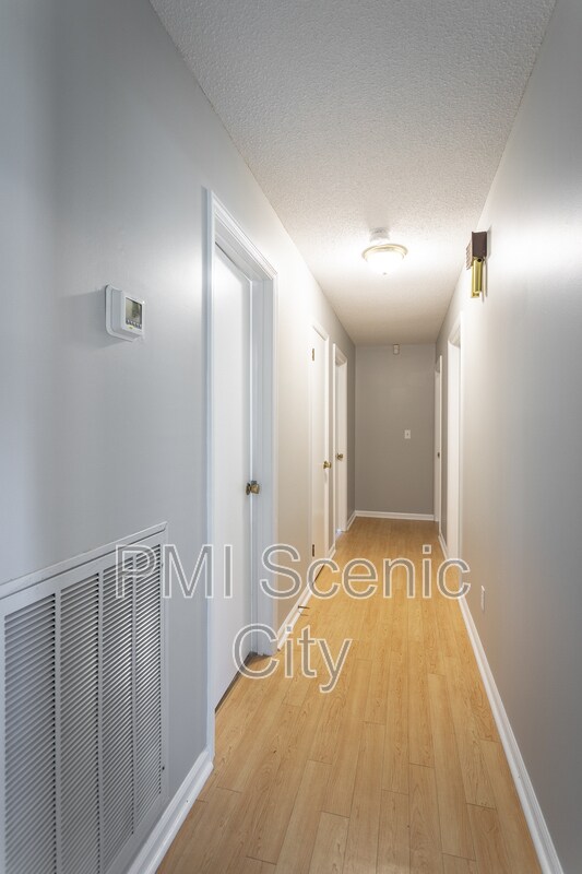 Building Photo - 8140 Holly Crest Dr