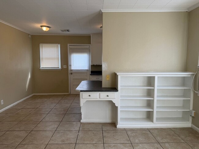 Building Photo - 1 bedroom 1 bath, Bethany Schools- Now Available