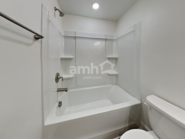 Building Photo - 180 Larragan Dr