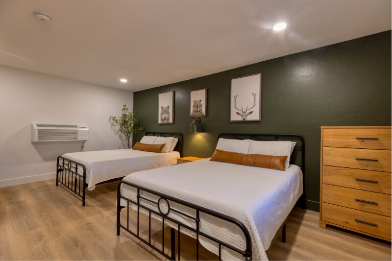 Primary Photo - 1078 E White Mountain Blvd