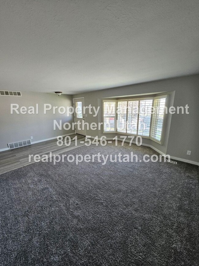 Building Photo - Lovely 5 Bedroom Home in Layton Available Now!