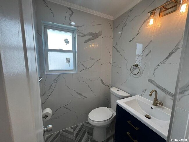 Building Photo - 14-34-34 Dunbar St