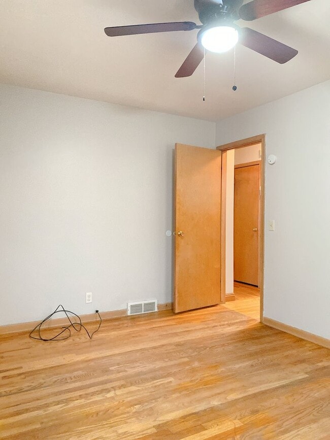 Building Photo - Beautiful 3 bed 1 bath house, over sized driveway, garage and fenced in back yard $1,595  [Move-i...