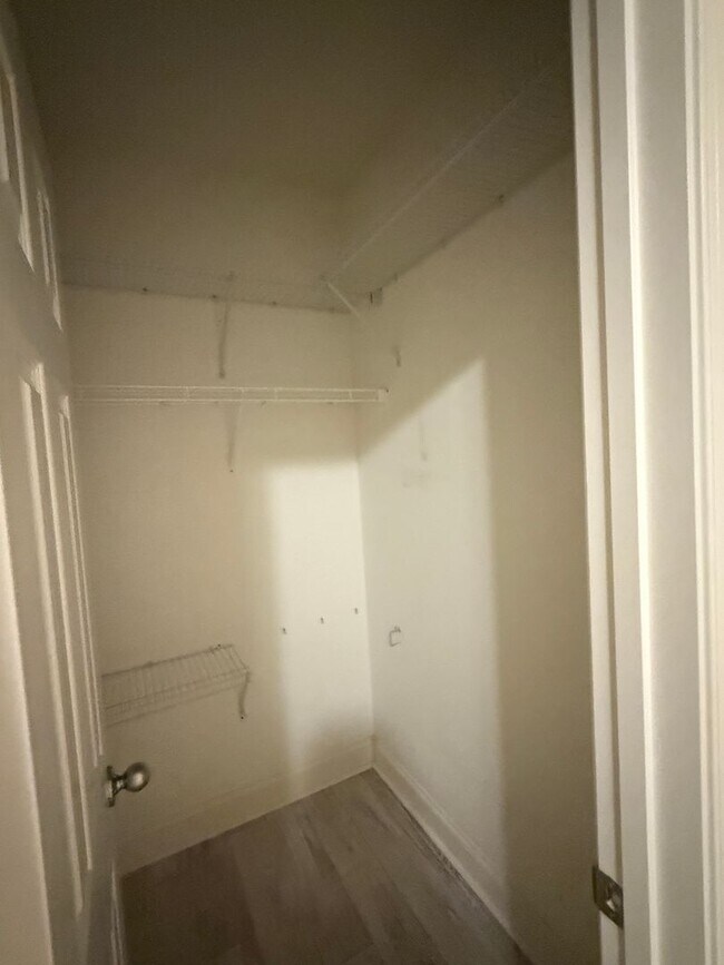 Building Photo - Chelsea Park - One Level 2 Bedroom on a Cu...