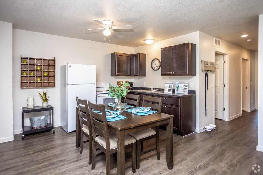 3 bedroom single story townhome for rent. 1010 Washington St