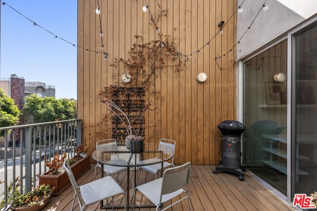 Building Photo - 855 Croft Ave