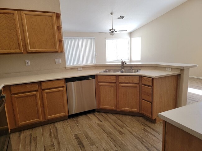 Building Photo - Updated 3 bed with 3-Garage in Bridlewood Subdivision