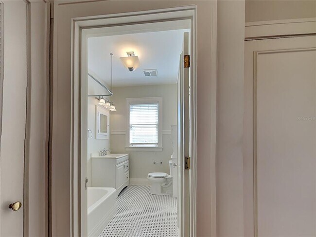 Building Photo - 1806 W Morrison Ave