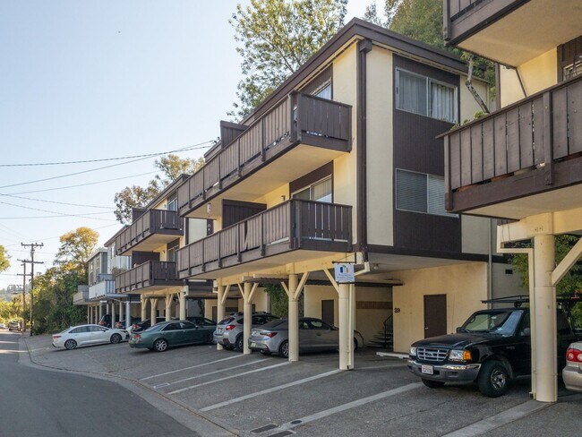 Building Photo - HUGE Charming 2BR/1BA Flat! Downtown! Laundry On-Site! Parking! -PROGRESSIVE