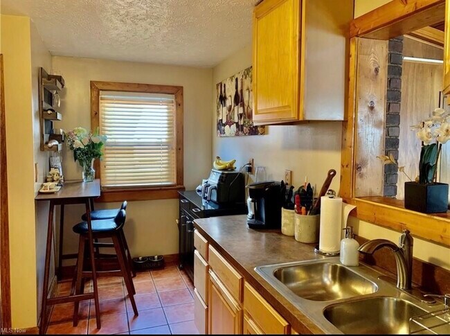 Building Photo - 21218 Hillgrove Ave