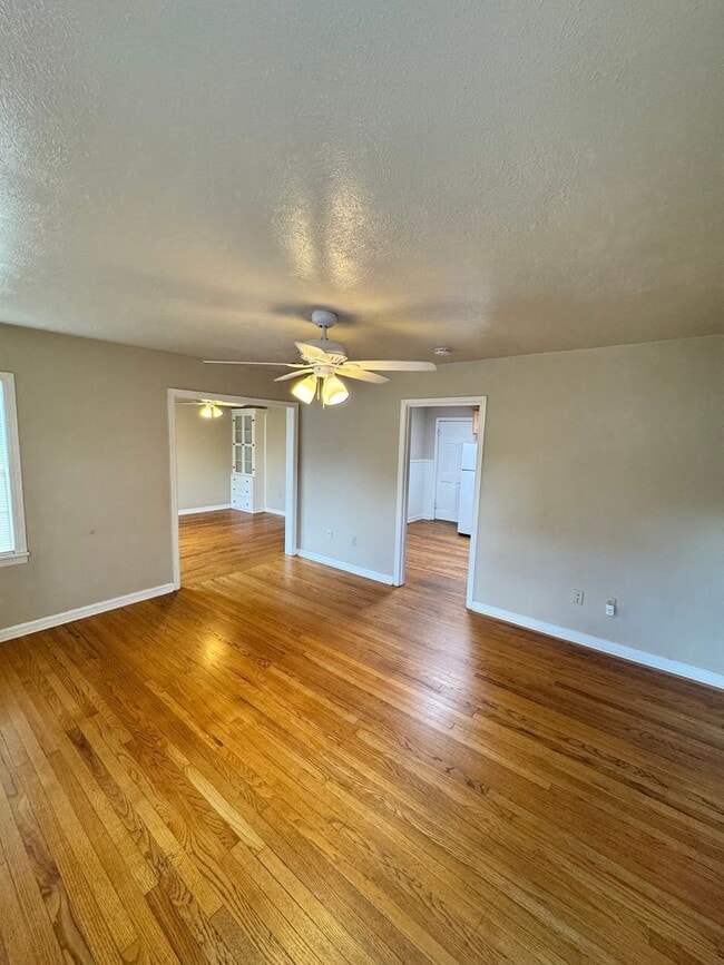 Building Photo - Charming 2 bedroom