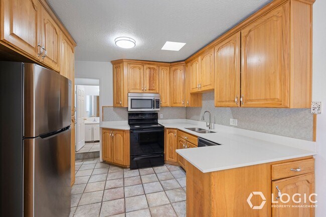 Building Photo - Beautiful Spacious Home in Great Sandy Loc...