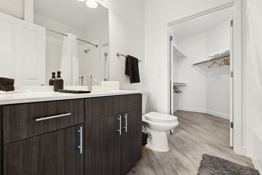 Building Photo - 9450 W Cabela Dr