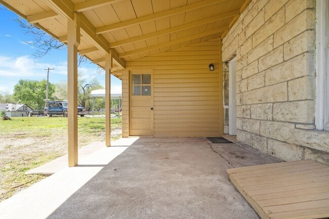 Building Photo - Large Beautiful Home, Close to Fort Riley