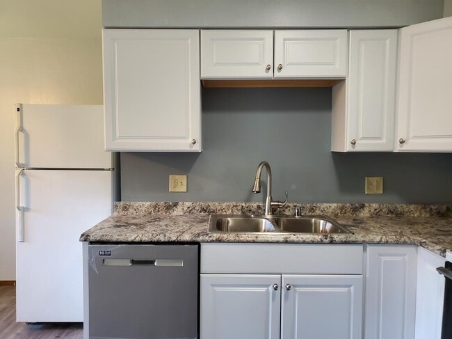Building Photo - 2418 Adler Cir
