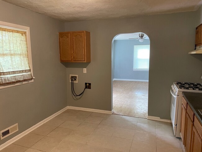 Building Photo - 13100 Meadowlawn Dr