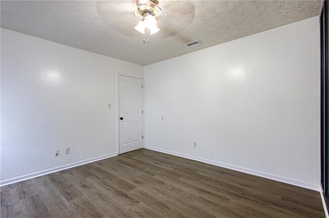 Building Photo - 4989 Lambeth Dr
