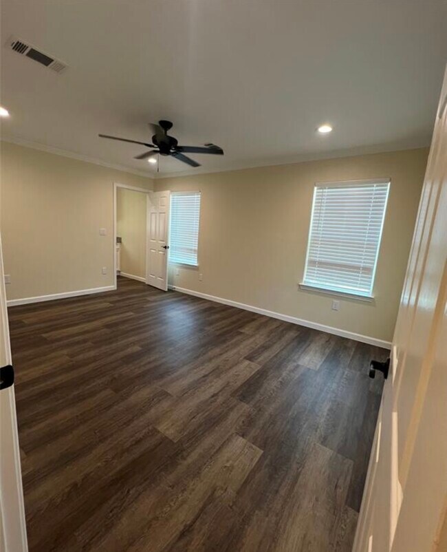 Building Photo - 340 Oak Ridge Dr