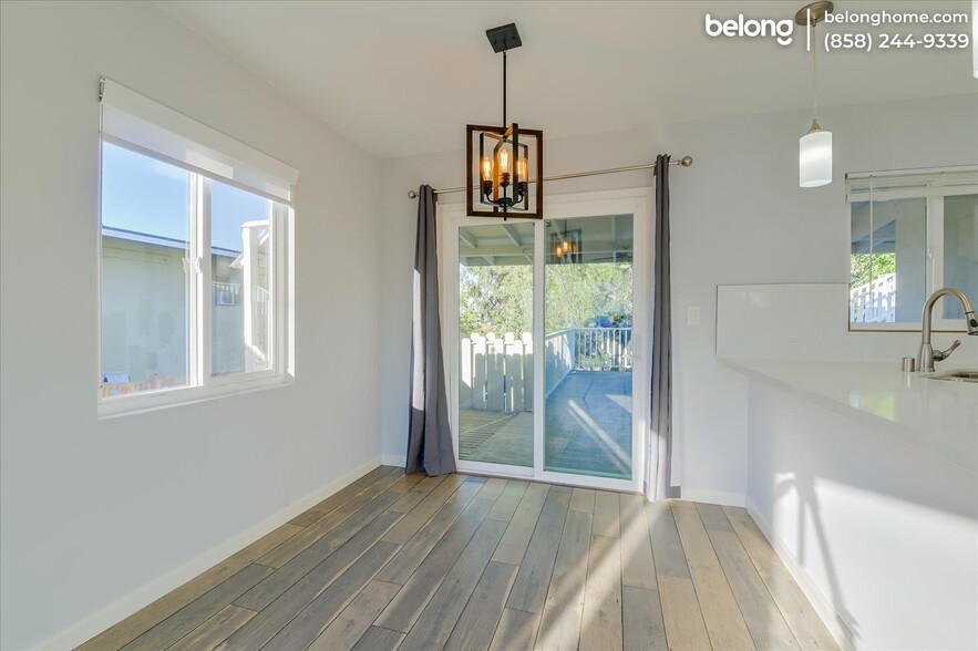 Building Photo - 2563 Roseview Pl