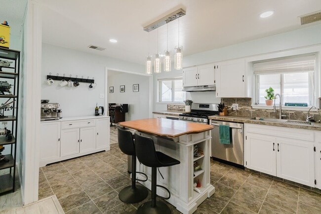 Building Photo - Adorable 3 Bedroom Home