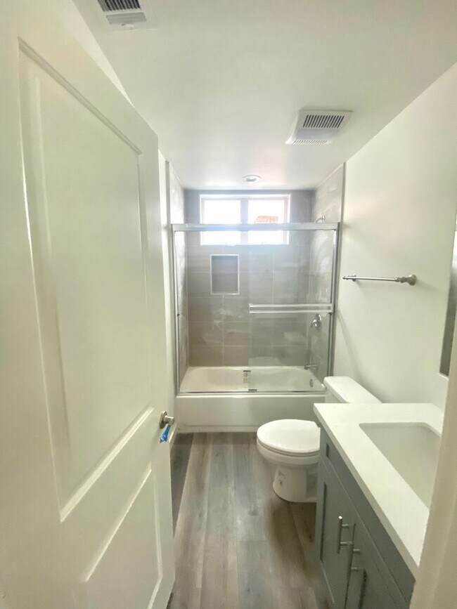 Building Photo - 2409 1/2 Ridgeley Dr