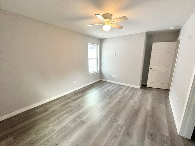 Building Photo - 8215 Crestview Dr