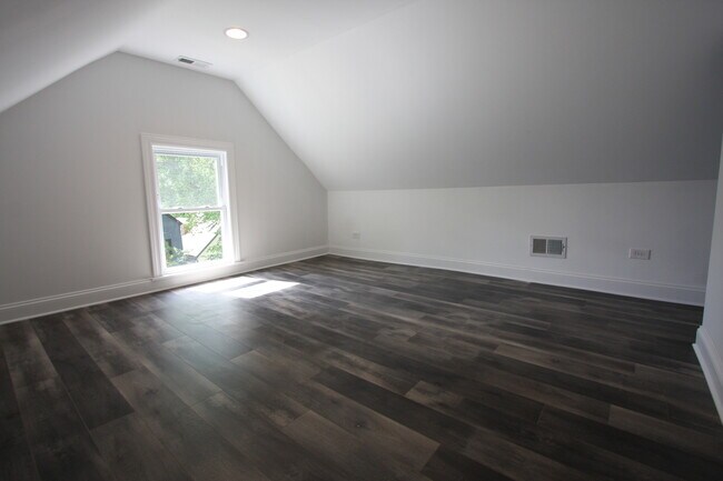 Building Photo - 1721 N Artesian Ave