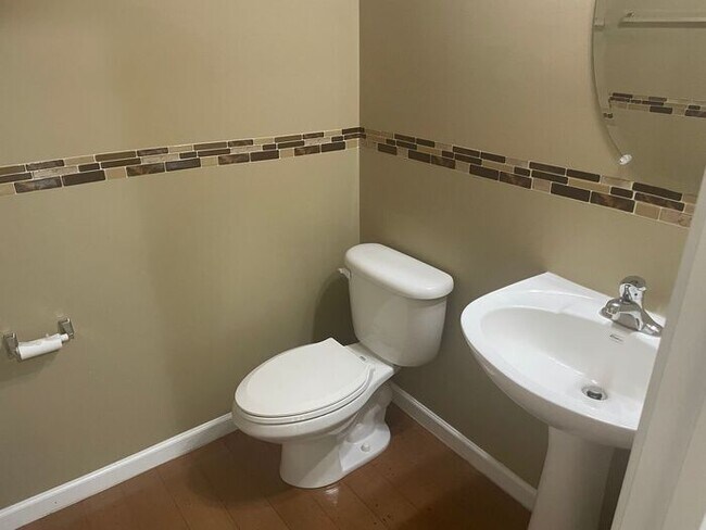 Building Photo - Large 3 Bedroom/2.5 Bath/Bonus/Florida Room